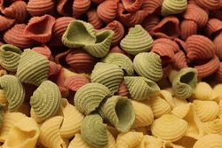 Bunte Nudeln in einer Verpackung