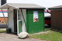 Eierverkaufssatnd im grünen Gartenschuppen